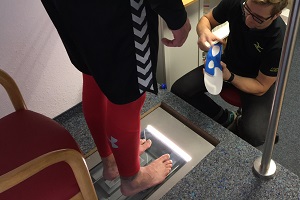 Ein Mitarbeiter scannt Füße